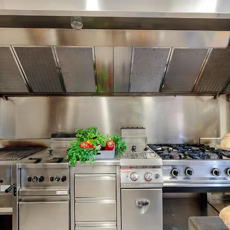 Casolare Dei Colli, Panoramic Private Pool, Lavish Interiors And A Gourmet Kitchen וילה קמאיורה